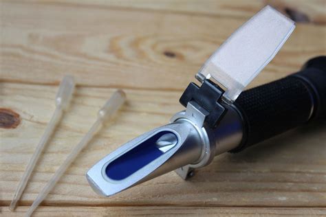 how does a refractometer measure alcohol content|how to calculate refractometer.